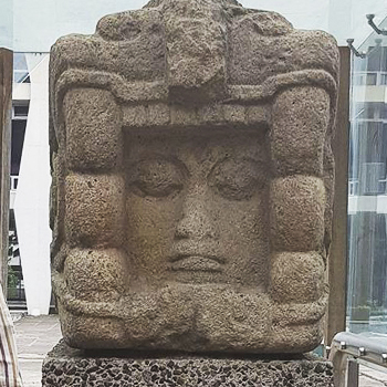 Cabeza gigante de Gucumatz, USAC