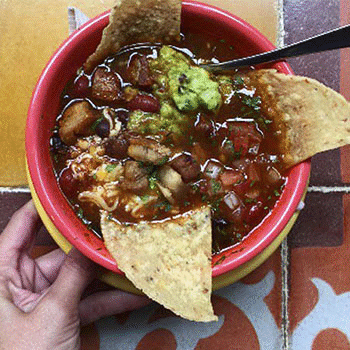 Receta para hacer sopa de frijol con chorizo de Guatemala