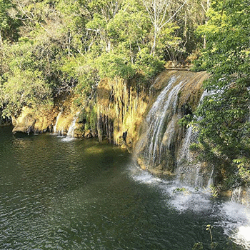 Las Cataratas Calzada Mopán en Petén