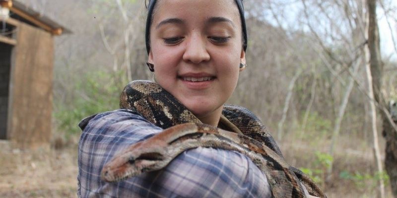 Descripción de foto - mujer sosteniendo una serpiente en su cuello y brazo. - Crédito de foto - Marcela Zaghi Descripción de foto - mujer sosteniendo una serpiente en su cuello y brazo. - Crédito de foto - Marcela Zaghi