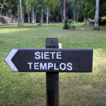 plaza-siete-templos-tikal-peten-altar-estela