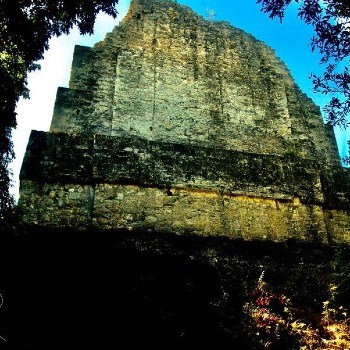 templo-vi-templo-inscripciones-tikal-peten-cresteria-escalinata