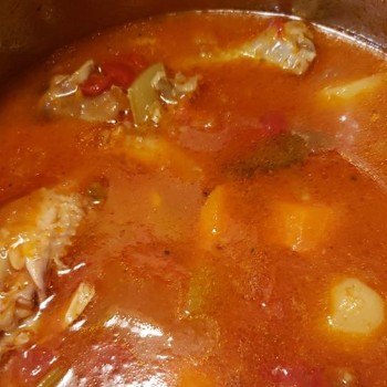 receta--caldo-colorado-platillo-tradicional-guatemala-preparacion