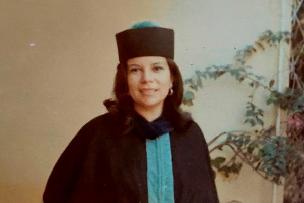 Carmen María Galo de Lara graduándose