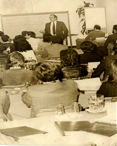 Diego Pulido durante clases de economía, Mis huellas memorias de un banquero