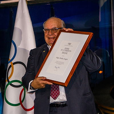 Diego Pulido en entrega de medalla, Foto por Fundación Olímpica Guatemalteca