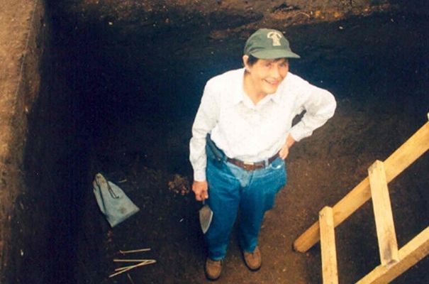Dra. Hatch en sitio arqueológico, UVG