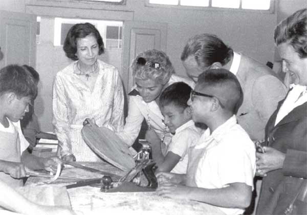 Elisa Molina en compañía de niños