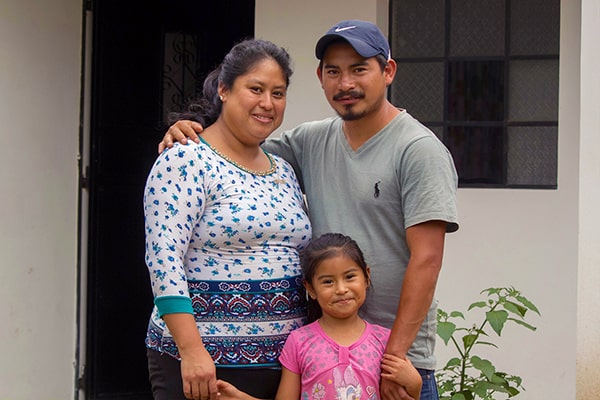 Familia guatemalteca en su hogar