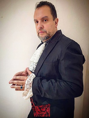 Guillermo Monsanto en pueba de vestuario sin maquillaje