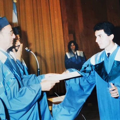 Guillermo Monsanto graduado de la Universidad Rafael Landiva 1985