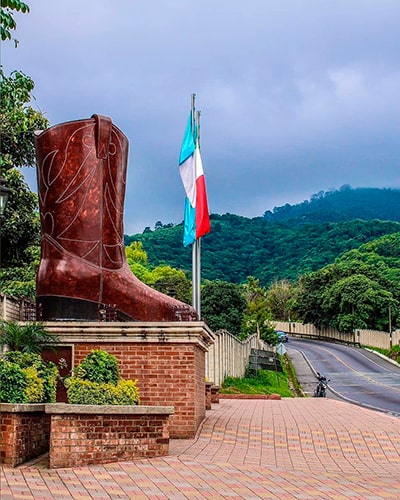 Monumento zapato de Pastores, foto @martinezwga