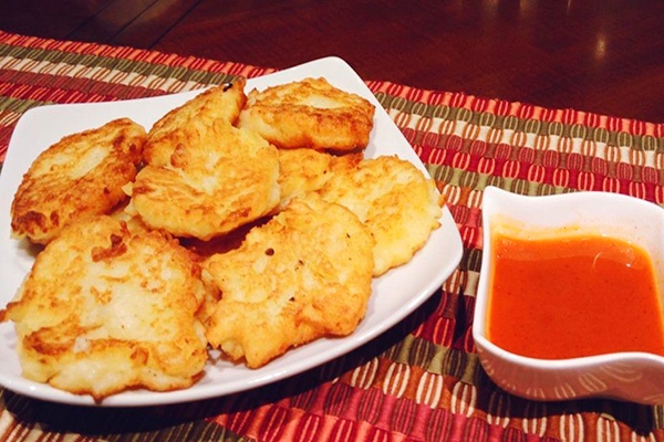 Tortitas de yuca con queso y salsa