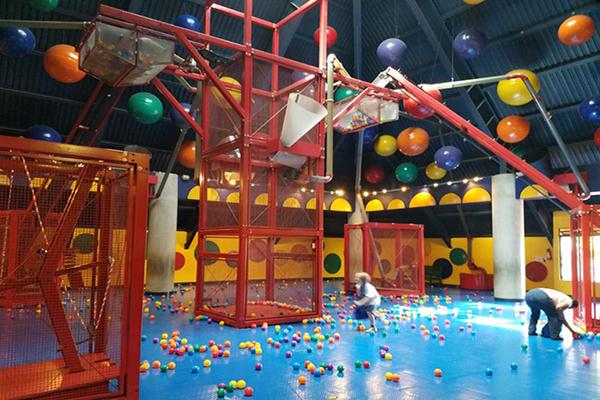 Museo de los niños, juego de pelotas, Foto BridgeandTunnelClub