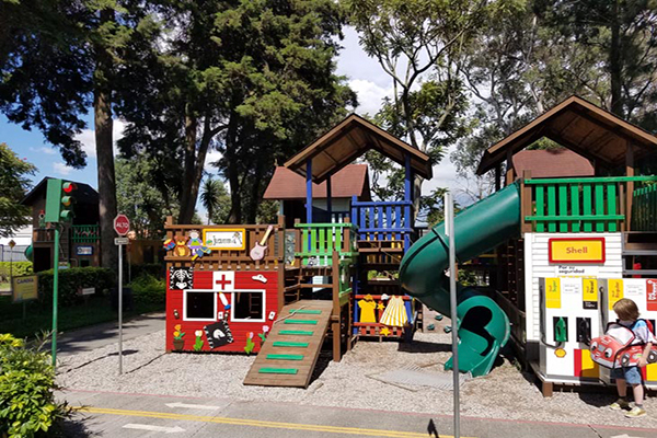 Museo de los niños, juegos exteriores, Foto BridgeandTunnelClub