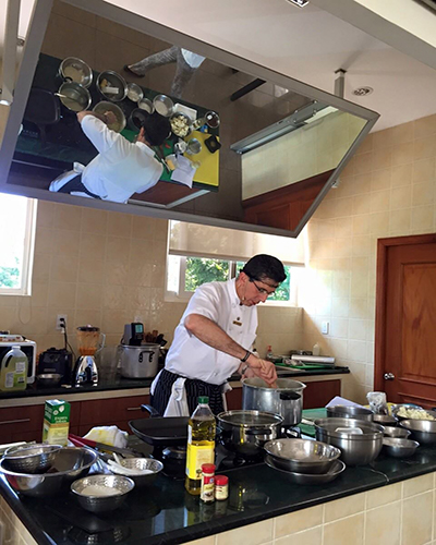 Biografía de Mario Campollo, chef guatemalteco, en acción - Foto Chef Mario Campollo Sarti