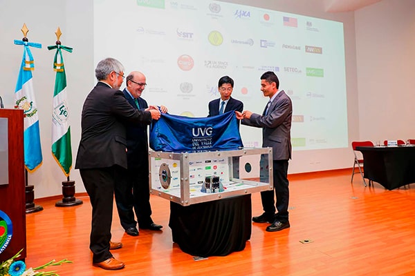 Historia del Quetzal 1, primer satélite guatemalteco, entrega - Foto Universidad del Valle de Guatemala