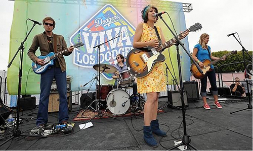Los inicios de Gaby Moreno en la música, Viva los Dodgers - Foto Gaby Moreno