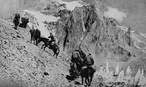 Andinistas argentinos subiendo el Aconcagua a caballo, 1960 - Foto Links y sus banderitas