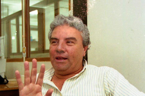 Descripción de la foto - Franz Galich coen una oficina hablando a la cámara - Foto Alchetron
