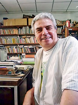  Descripción de la foto - Franz Galich con el fondo de su biblioteca - Foto El Nuevo Diario