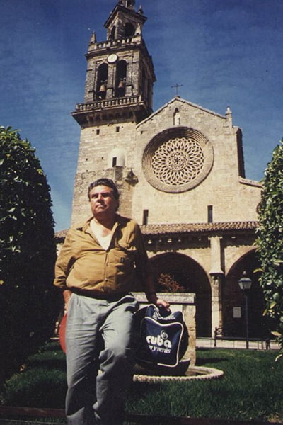 Biografía de Franz Galich - Descripción de la foto - Franz Galich con una iglesia gótica europea de fondo, en medio de un jardín - Foto Familia Galich