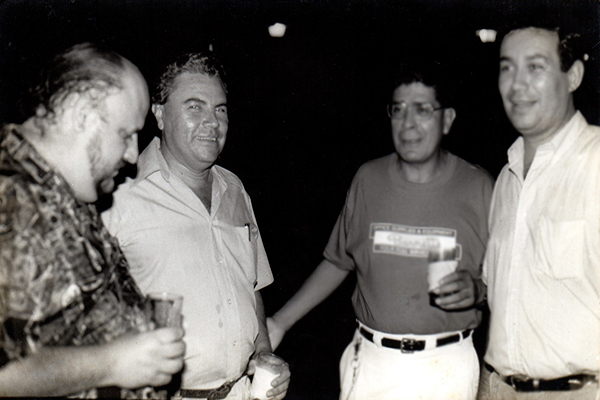 Biografía de Franz Galich - Descripción de la foto - Franz Galich en blanco y negro acompañado de unos amigos - Foto Dante Liano