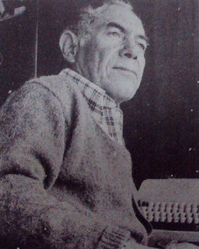 Biografía de Miguel Ángel Vásquez - Descripción de foto - Miguel Ángel Vásquez viendo al horizonte, foto a blanco y negro, detrás de él está su máquina de escribir - Crédito Diario el Gallo