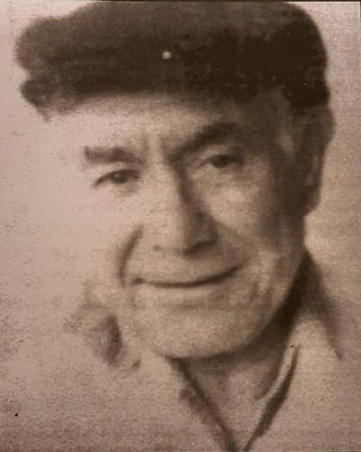 Biografía de Miguel Ángel Vásquez - Descripción de foto - Miguel Ángel Vásquez viendo hacia la cámara, foto a blanco y negro, semisonriente y con una boina - Crédito Zanates y Cuervos
