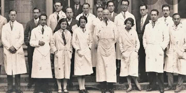 Biografía de Rodolfo Robles Valverde - Descricpión de foto Rodolfo Robles Valverde en una fotografía en Grupo en blanco y negro con otros médicos - Crédito Mariela Pérez