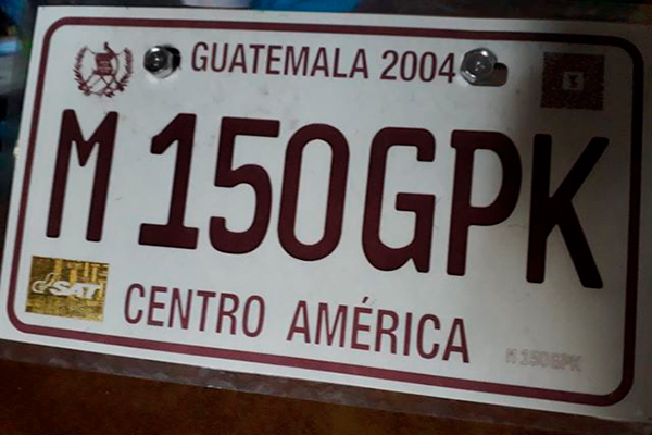 Cómo actualizar placas temporales a placas de metal en Guatemala - foto - Foto Pinula Canal - FB
