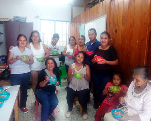 Descripción de foto - Alumnas de diferentes edades en taller de cocina - crédito Elena Bercián