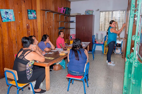 Descripción de foto - Alumnos adultos en clase con profesorad de Eduvida - crédito Elena Bercián