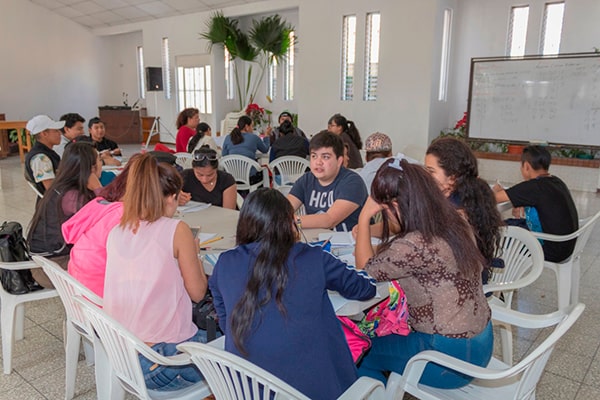 Descripción de foto - Alumnos trabajando en equipo junto a profesores de Eduvida - crédito Elena Bercián