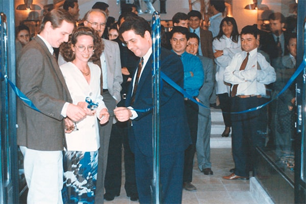 Descripción de foto - Inauguración de las primeras tiendas Max Distelsa acompañado los socios del grupo. - Crédito - Grupo Distelsa