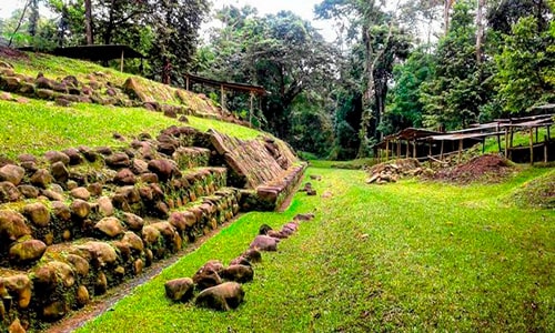 Descripción de foto - Parque Arqueológico Nacional&nbsp;Tak’alik Ab’aj donde se ven estructuras y piedas ordenadas en medio de la naturaleza - Crédito - GuateValley . com