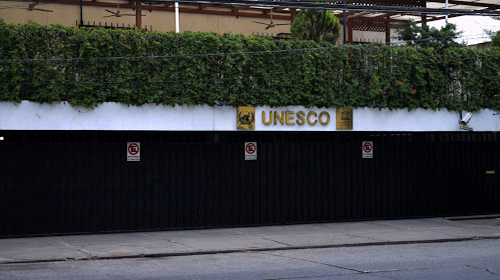 Descripción de foto - Portón de color negro de las oficinas de la UNESCO en Guatemala, ubicados en la 4a calle 1-57, zona 10 de la Ciudad - Crédito - UNESCO