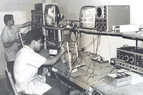 Descripción de foto - Primeros ensamblajes de productos electrónicos en Guatemala. - Crédito - Grupo Distelsa