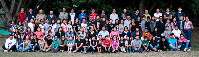 Descripción de foto - Profesores, alumnos y equipo de Eduvida posando para fotografía grupal - crédito Elena Bercián