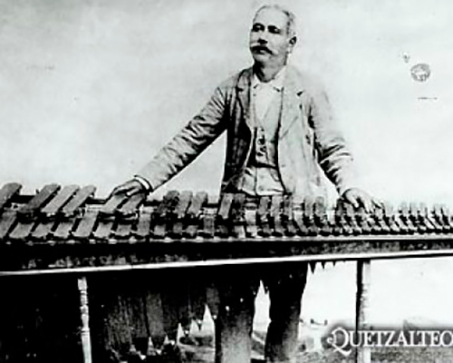 Descripción de foto - Rocael Hurtado posando para una foto, en blanco y negro, con una marima frente a él. - Crédito Radio Mixco