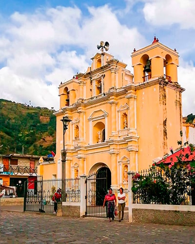 Descripción de la foto - Exterior de Iglesia de San Antonio Aguas Calientes de fachada amarilla, en medio de una plaza - crédito de la foto - @henry_99gt - Instagram