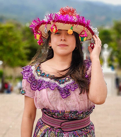 Descripción de la foto - Mujer vestida de corte usando un sombrerito de Esquipulas - crédito Bferguti Photography