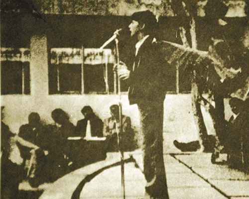 Descripción de la foto Ricardo Arjona en el escenario del San Sebastián tocando frente al público - Crédito Jose Rodolfo Vizcaino Freyre