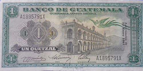 Descripción de la foto - anverso y reverso de un billete de 1 quetzal de 1967. - crédito Billetes y monedas antiguas de Guatemala - Facebook