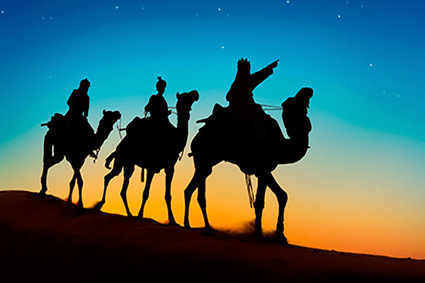 Descripción de la foto, los tres reyes magos sobre sus camellos apuntando con un dedo al cielo - Crédito LatinOL