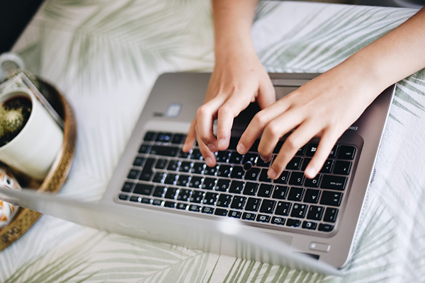 Descripción de la foto - manos de una persona, tecleando en su computadora - Crédito @gaellemarcel