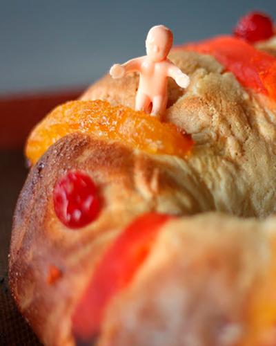Descripción de la foto: rosca de reyes con enfoque al niño Jesús que se encuentra sobre el pan. (Crédito: Slideshare)