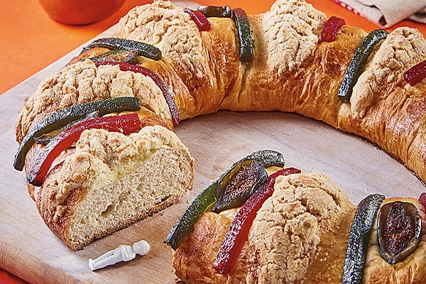 Descripción de la foto, rosca de reyes cortada, con un niño Dios de plástico en el espacio sobrante - Crédito es.bungenorthamerica . com