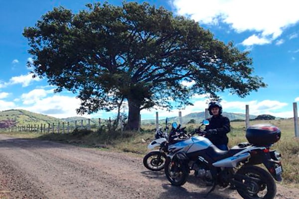 Historia de la Ceiba pentrada de Chiquimula - descripción de la foto - Guatemalteco en motocicleta detrás de la Ceiba de Ipala - crédito Erick B. - Facebook