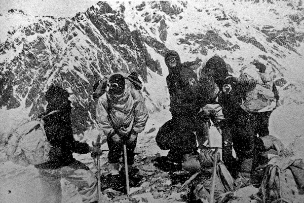 Montañistas guatemaltecos escalando el Kilimanjaro, 1981 - Foto Carlos Prahl